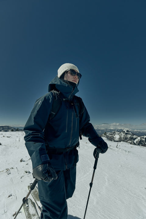 Model wearing the G05300 / GW05300 GORE-TEX PRO 3L Jacket