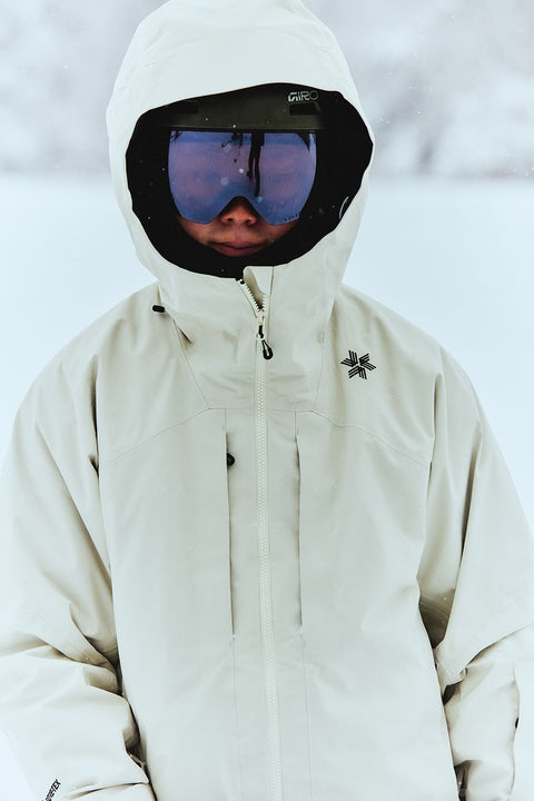 Model wearing the G06302 GORE-TEX 2L Jacket
