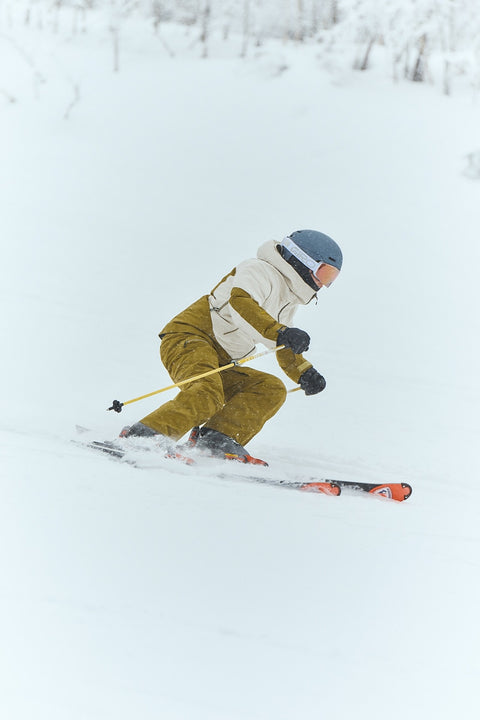 Model wearing the GW06304 W's GORE-TEX 2L Jacket